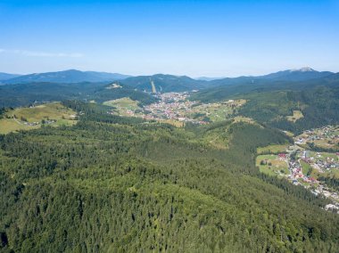 Yazın Ukrayna Karpatları 'nın yeşil dağları. Güneşli açık bir gün. Hava aracı görünümü.
