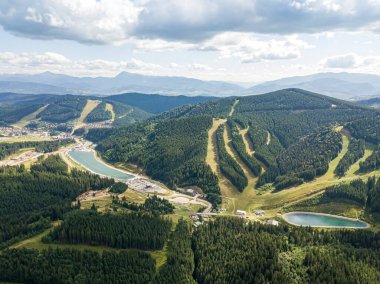 Yazın Ukrayna Karpat Dağları 'nın yeşil yamaçlarında. Bulutlu bir sabah, alçak bulutlar. Hava aracı görünümü.