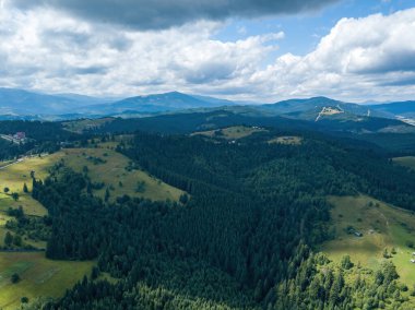 Yazın Ukrayna 'nın yeşil Karpatları. Hava aracı görünümü.