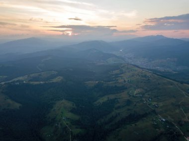 Ukrayna Karpatları 'ndaki dağların üzerinden gün batımı. İyi akşamlar. Hava aracı görünümü.