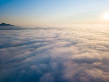 Bulutların üstünde yüksek bir uçuş. Hava aracı görünümü.