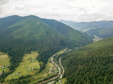 Yazın Ukrayna Karpatları 'nın yeşil dağları. Hava aracı görünümü.