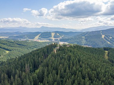 Güneşli havada Ukrayna Karpatlarının yüksek dağları. Hava aracı görünümü.
