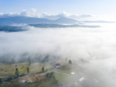 Sabah sisinde Ukrayna Karpatları 'na dağ yerleşimi. Hava aracı görünümü.
