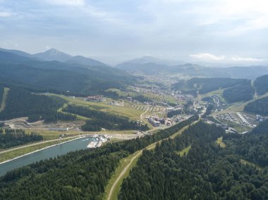 Yazın Ukrayna Karpatları 'nın yeşil dağları. Güneşli bir gün, nadir bulutlar. Hava aracı görünümü.