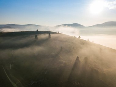 Ukrayna Karpatya dağlarında sabah sisi. Hava aracı görünümü.