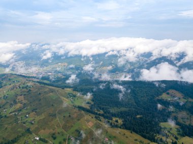 Ukrayna Karpatlarının dağlarında yüksek uçuş. Hava aracı görünümü.
