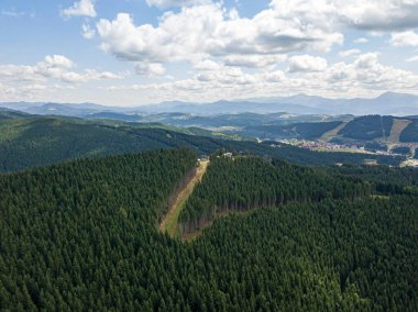 Güneşli havada Ukrayna Karpatlarının yüksek dağları. Hava aracı görünümü.