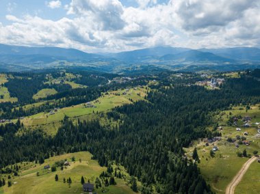 Yazın Ukrayna 'nın yeşil Karpatları. Hava aracı görünümü.