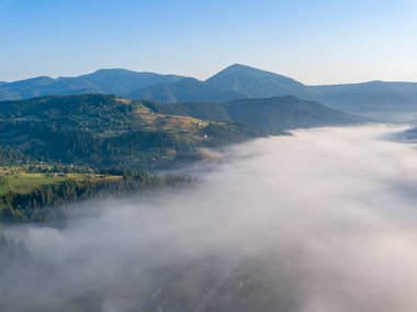 Ukrayna Karpatları 'nda sabah sisi. Hava aracı görünümü.