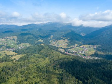 Yazın Ukrayna Karpatları 'nın yeşil dağları. Güneşli bir gün. Hava aracı görünümü.