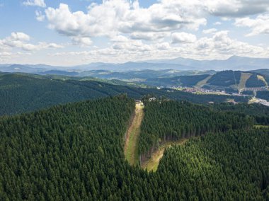 Güneşli havada Ukrayna Karpatlarının yüksek dağları. Hava aracı görünümü.