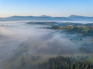 Ukrayna Karpatları 'nda sabah sisi. Hava aracı görünümü.