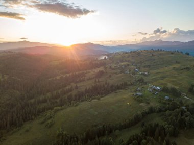 Ukrayna Karpatları 'ndaki dağların üzerinden gün batımı. Hava aracı görünümü.