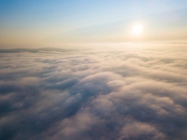 Bulutların üstünde yüksek bir uçuş. Hava aracı görünümü.