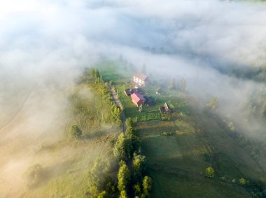 Sabah sisinde Ukrayna Karpatları 'na dağ yerleşimi. Hava aracı görünümü.