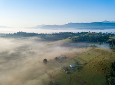 Ukrayna Karpatları 'nda sabah sisi. Hava aracı görünümü.