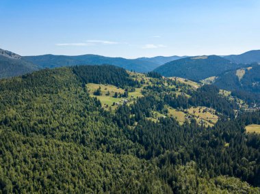 Yazın Ukrayna Karpatları 'nın yeşil dağları. Güneşli açık bir gün. Hava aracı görünümü.