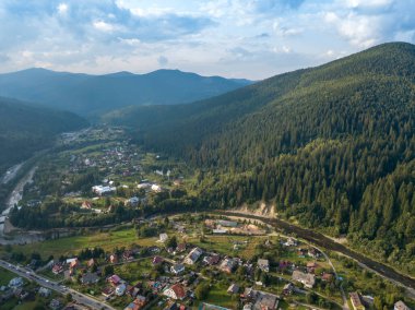 Yazın Ukrayna Karpatları 'nın yeşil dağları. Yamaçlarda kozalaklı ağaçlar. Hava aracı görünümü.