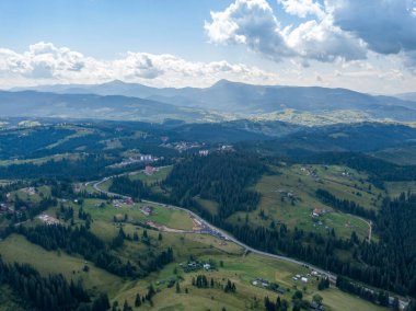 Yazın Ukrayna Karpatları 'nın yeşil dağları. Güneşli bir gün. Hava aracı görünümü.