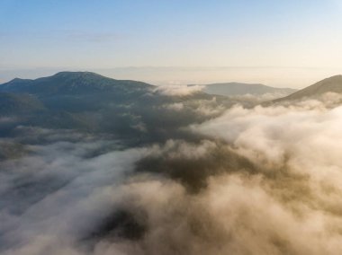 Ukrayna Karpatları 'nda sabah sisi. Hava aracı görünümü.