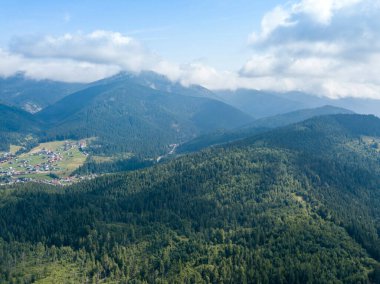 Yazın Ukrayna Karpatları 'nın yeşil dağları. Güneşli bir gün. Hava aracı görünümü.