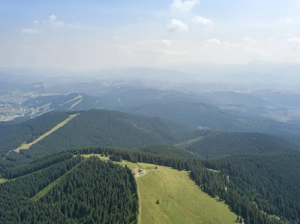 夏にウクライナのカルパティアの緑の山々 晴れた日には珍しい雲 空中ドローンビュー — ストック写真