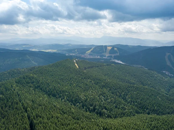 夏天乌克兰喀尔巴阡山脉的绿山 罕见的云彩 空中无人驾驶飞机视图 — 图库照片