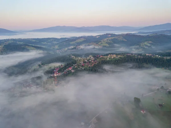 Bergsiedlung Den Ukrainischen Karpaten Morgennebel Drohnenblick Aus Der Luft — Stockfoto