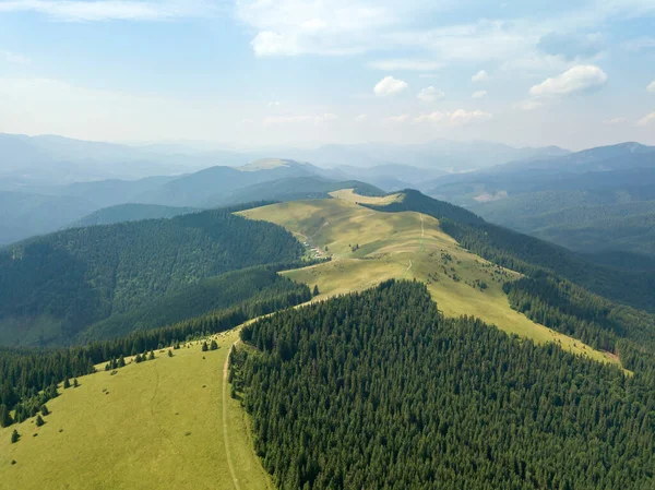 Montanhas Verdes Cárpatos Ucranianos Verão Dia Ensolarado Nuvens Raras Vista — Fotografia de Stock