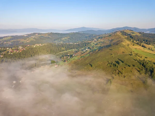 Bergsiedlung Den Ukrainischen Karpaten Morgennebel Drohnenblick Aus Der Luft — Stockfoto