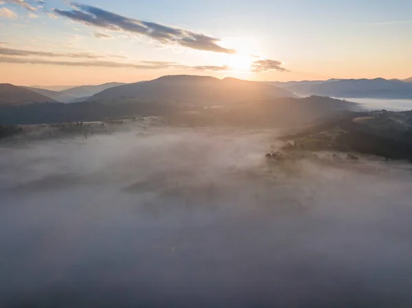 Sonnenaufgang Über Dem Nebel Den Ukrainischen Karpaten Drohnenblick Aus Der — Stockfoto