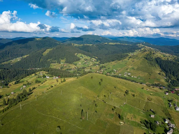 Grüne Berge Der Ukrainischen Karpaten Sommer Sonniger Tag Seltene Wolken — Stockfoto