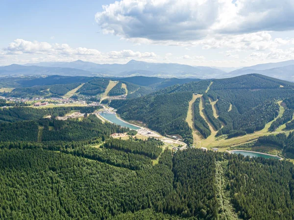 Güneşli havada Ukrayna Karpatlarının yüksek dağları. Hava aracı görünümü.