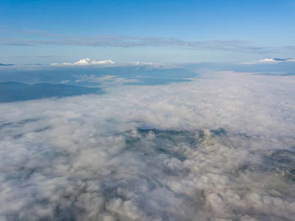 Alto Vuelo Sobre Las Nubes Las Montañas Vista Aérea Del — Foto de Stock