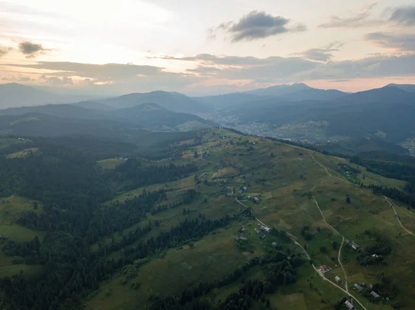 在乌克兰喀尔巴阡山脉的高山上落日 晚上好空中无人驾驶飞机视图 — 图库照片