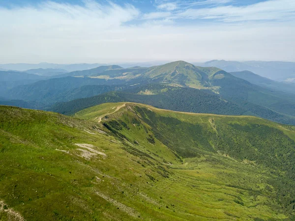 Vysoké Hory Ukrajinských Karpat Oblačného Počasí Zobrazení Leteckých Dronů — Stock fotografie