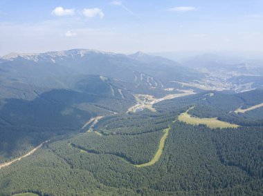 Yazın Ukrayna Karpatları 'nın yeşil dağları. Güneşli bir gün, nadir bulutlar. Hava aracı görünümü.