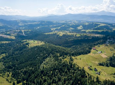 Yazın Ukrayna Karpatları 'nın yeşil dağları. Güneşli bir gün. Hava aracı görünümü.