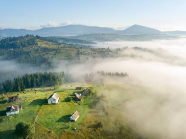 Sabah sisinde Ukrayna Karpatları 'na dağ yerleşimi. Hava aracı görünümü.