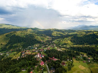 Ukrayna Karpatlarının dağlarında gökkuşağı. Hava aracı görünümü.