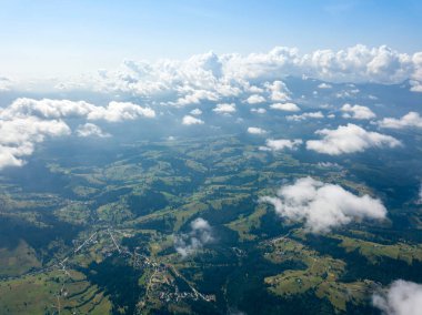 Ukrayna Karpatlarının dağlarında yüksek uçuş. Hava aracı görünümü.