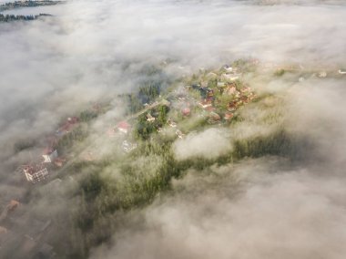 Sabah sisinde Ukrayna Karpatları 'na dağ yerleşimi. Hava aracı görünümü.
