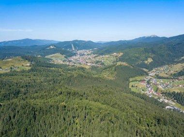 Yazın Ukrayna Karpatları 'nın yeşil dağları. Güneşli açık bir gün. Hava aracı görünümü.