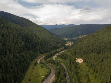 Yazın Ukrayna Karpatları 'nın yeşil dağları. Hava aracı görünümü.