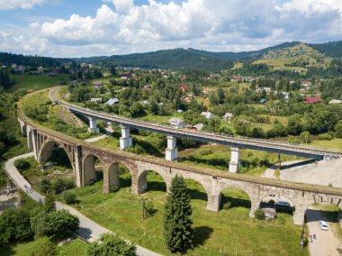 Dağlardaki eski demiryolu köprüsü. Ukraynalı Karpatlar. Hava aracı görünümü.