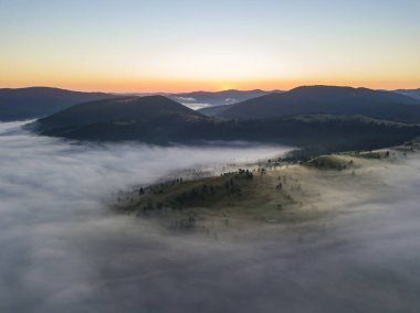 Ukrayna Karpatları 'nda sabah sisi. Hava aracı görünümü.