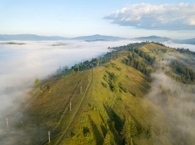 Sabah sisinde Ukrayna Karpatlarının yeşil dağları. Hava aracı görünümü.