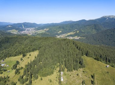 Yazın Ukrayna Karpatları 'nın yeşil dağları. Güneşli açık bir gün. Hava aracı görünümü.