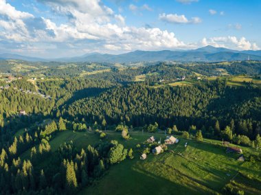 Yazın Ukrayna Karpatları dağları. Hava aracı görünümü.